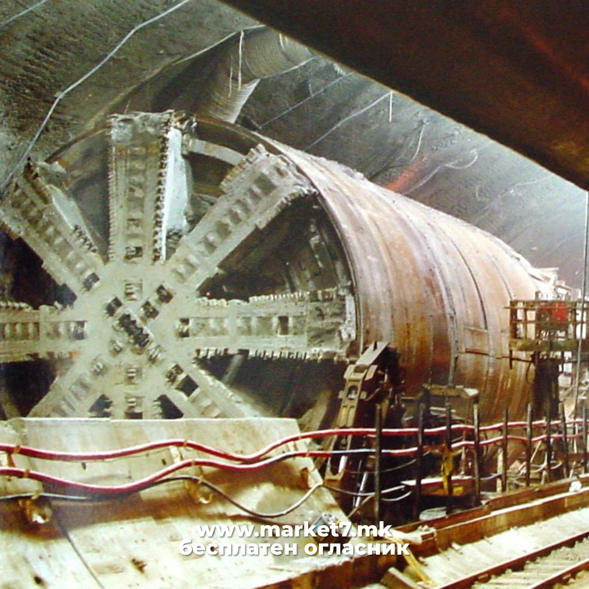 Една од машините користена за бушење на тунелот